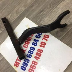 Вилка перекл. 1-й пер.и заднего хода МТЗ (пр-во МТЗ)74-1702086 Вилка перекл. 1-й пер.и заднего хода МТЗ (пр-во МТЗ)74-1702086