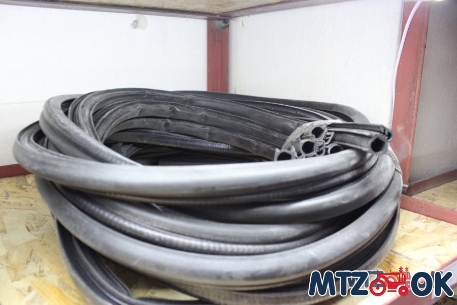 Уплотнитель стекла МТЗ УК безрамочного (3,7м) (пр-во Украина) Уплотнитель стекла МТЗ УК безрамочного (3,7м) (пр-во Украина)