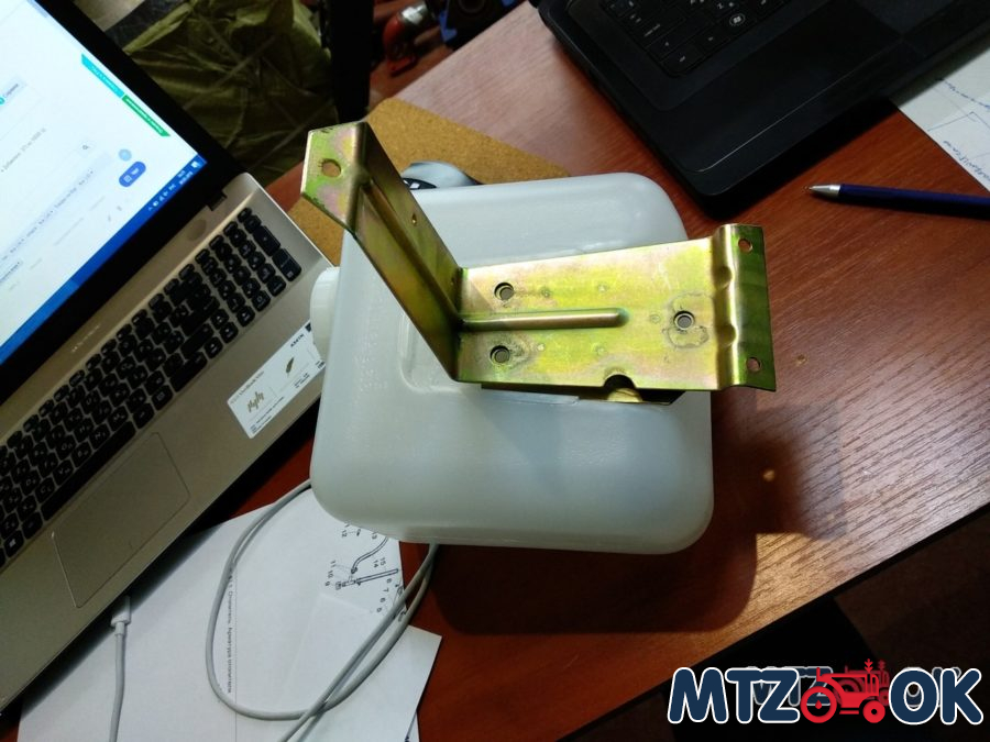 Бачок омывателя с электронасосом и кронштейном 21213-5208102-20 Бачок омывателя с электронасосом и кронштейном 21213-5208102-20