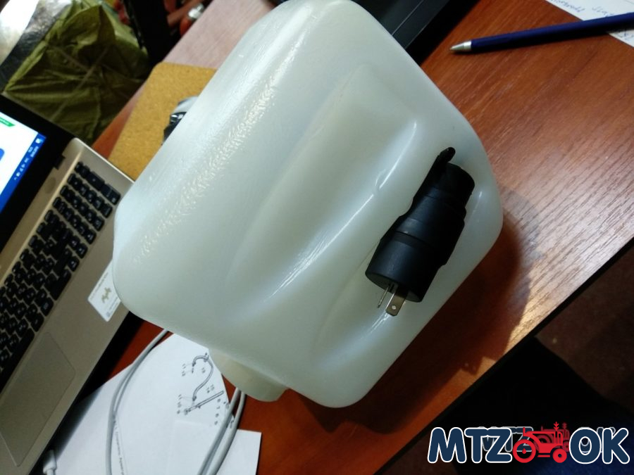 Бачок омывателя с электронасосом и кронштейном 21213-5208102-20 Бачок омывателя с электронасосом и кронштейном 21213-5208102-20