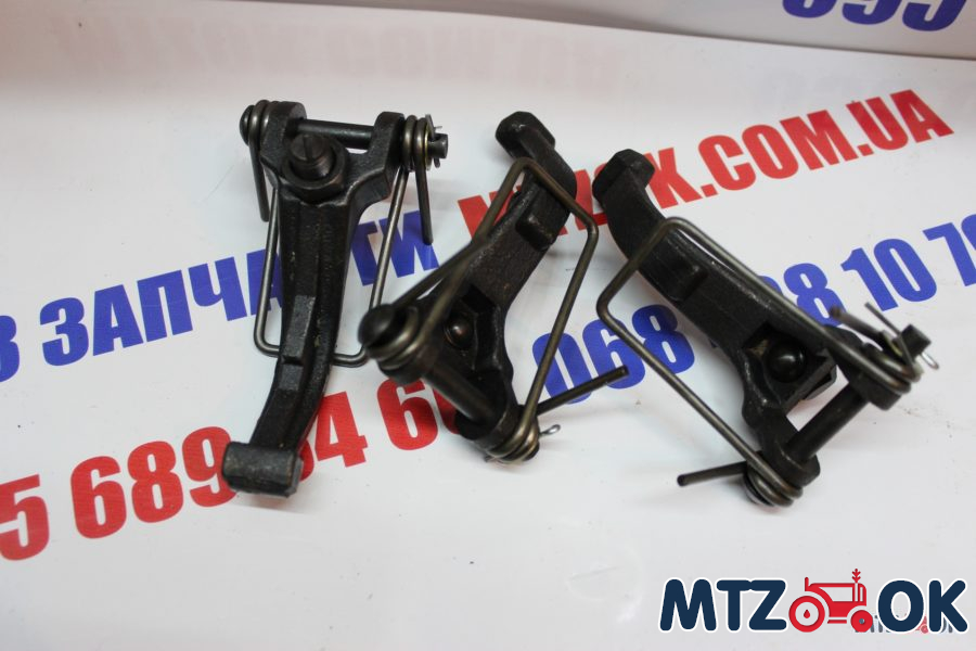 Рычаг оттяж. сцепл. с вилкой (лапка корзины) МТЗ-80 с/о в сборе 3шт. (пр-во ДК) 70-1601095-01 Рычаг оттяж. сцепл. с вилкой (лапка корзины) МТЗ-80 с/о в сборе 3шт. (пр-во ДК) 70-1601095-01