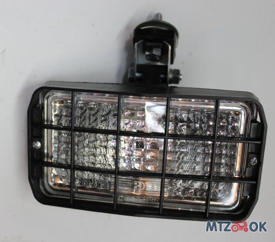 Фара МТЗ рабочая прямоугольная 12В (пр-во Белфар) 8724.304/011 Фара МТЗ рабочая прямоугольная 12В (пр-во Белфар) 8724.304/011