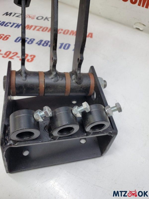 Блок рычагов управления гидравликой распределителя РЛ70 с рукоятками Блок рычагов управления гидравликой распределителя РЛ70 с рукоятками