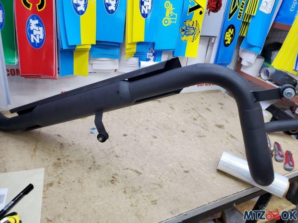 Глушитель МТЗ 80, 82 прямоток со стронгером (накладка черная), толщина 1,5мм Глушитель МТЗ 80, 82 прямоток со стронгером (накладка черная), толщина 1,5мм