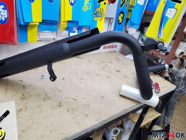 Глушитель МТЗ 80, 82 прямоток со стронгером (накладка черная), толщина 1,5мм Глушитель МТЗ 80, 82 прямоток со стронгером (накладка черная), толщина 1,5мм