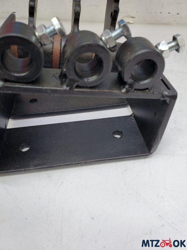 Блок рычагов управления гидравликой распределителя РЛ70 с рукоятками Блок рычагов управления гидравликой распределителя РЛ70 с рукоятками