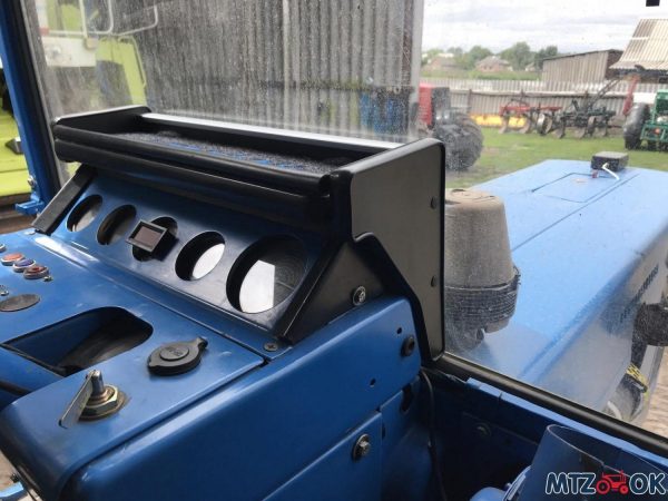 Полка панели кабины МТЗ УК под железную панель приборов с 1990 по 1998г. с открывающей верхней полкой Полка панели кабины МТЗ УК под железную панель приборов с 1990 по 1998г. с открывающей верхней полкой