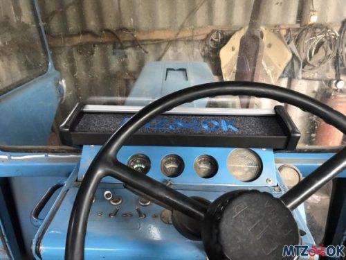 Полка панели кабины МТЗ МК металлическая узкая панель, глухая полочка Полка панели кабины МТЗ МК металлическая узкая панель, глухая полочка