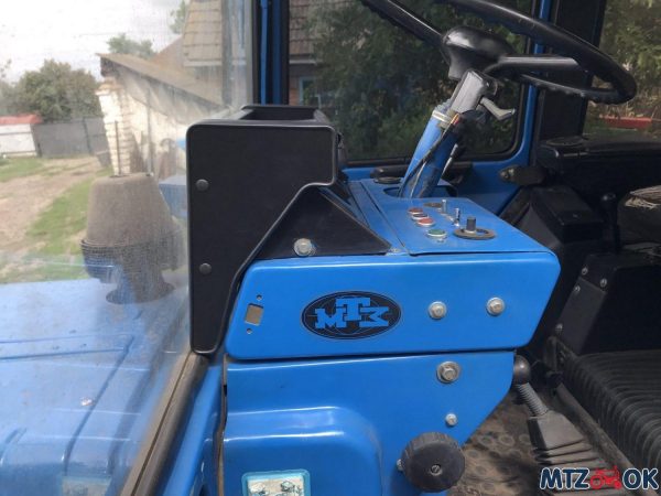 Полка панели кабины МТЗ УК под железную панель приборов с 1990 по 1998г. с открывающей верхней полкой Полка панели кабины МТЗ УК под железную панель приборов с 1990 по 1998г. с открывающей верхней полкой