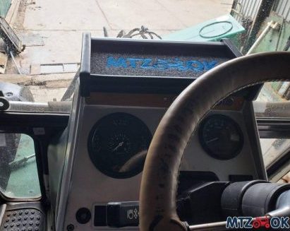 Полка панели кабины МТЗ УК (Беларус) пластиковая панель широкая,квадратная 1998-2017г Полка панели кабины МТЗ УК (Беларус) пластиковая панель широкая,квадратная 1998-2017г