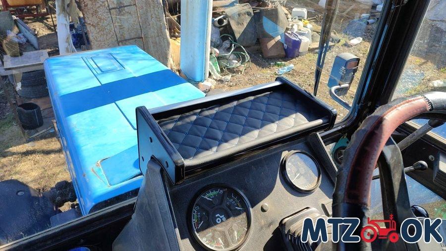 Полка панели кабины МТЗ УК (Беларус) пластиковая панель широкая,квадратная 1998-2017г Полка панели кабины МТЗ УК (Беларус) пластиковая панель широкая,квадратная 1998-2017г