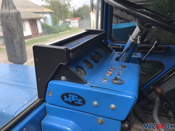 Полка панели кабины МТЗ УК под железную панель приборов с 1990 по 1998г. с открывающей верхней полкой Полка панели кабины МТЗ УК под железную панель приборов с 1990 по 1998г. с открывающей верхней полкой