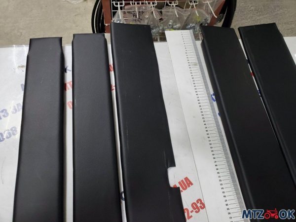 Кожзам черный (красная стежка) на синтепоне 1.4х1м Кожзам черный (красная стежка) на синтепоне 1.4х1м