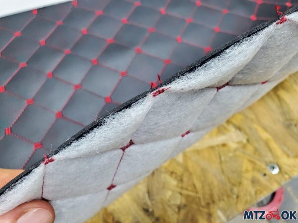 Кожзам черный (красная стежка) на синтепоне 1.4х1м Кожзам черный (красная стежка) на синтепоне 1.4х1м