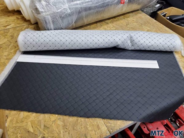 Кожзам черный (синяя стежка) на синтепоне 1.4х1м Кожзам черный (синяя стежка) на синтепоне 1.4х1м