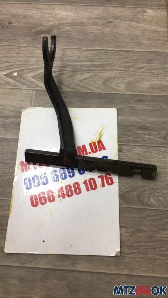 Вилка перекл. 1-й пер.и заднего хода МТЗ (пр-во МТЗ)74-1702086 Вилка перекл. 1-й пер.и заднего хода МТЗ (пр-во МТЗ)74-1702086