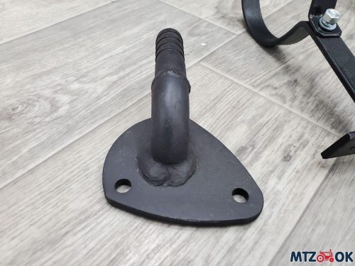 Кронштейн с переходной трубкой для подогревателя жидкости двигателя ЮМЗ Кронштейн с переходной трубкой для подогревателя жидкости двигателя ЮМЗ