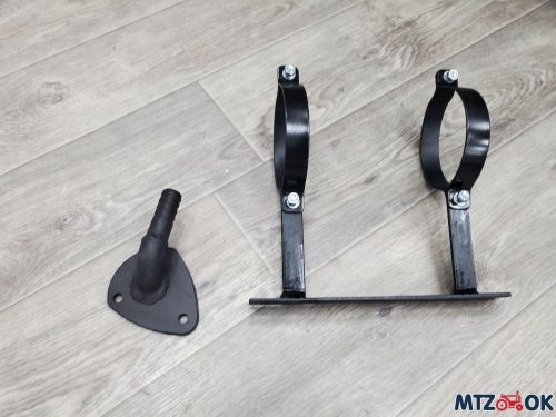 Кронштейн с переходной трубкой для подогревателя жидкости двигателя ЮМЗ Кронштейн с переходной трубкой для подогревателя жидкости двигателя ЮМЗ