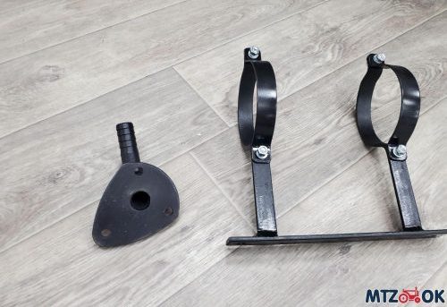 Кронштейн с переходной трубкой для подогревателя жидкости двигателя ЮМЗ Кронштейн с переходной трубкой для подогревателя жидкости двигателя ЮМЗ