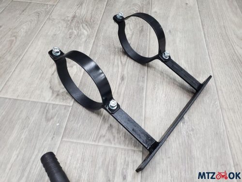 Кронштейн с переходной трубкой для подогревателя жидкости двигателя ЮМЗ Кронштейн с переходной трубкой для подогревателя жидкости двигателя ЮМЗ