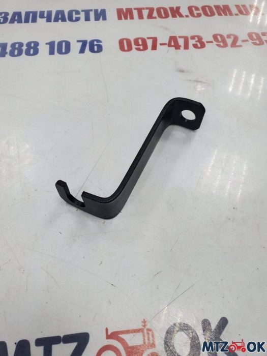 Кронштейн троса подачи топлива на стартер МТЗ Кронштейн троса подачи топлива на стартер МТЗ