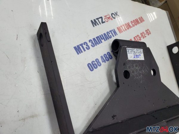 Кронштейн усиления оси навески МТЗ (кронштейн на 2 вала с двумя тягами, ось, болты, шайбы, гайки) Кронштейн усиления оси навески МТЗ (кронштейн на 2 вала с двумя тягами, ось, болты, шайбы, гайки)