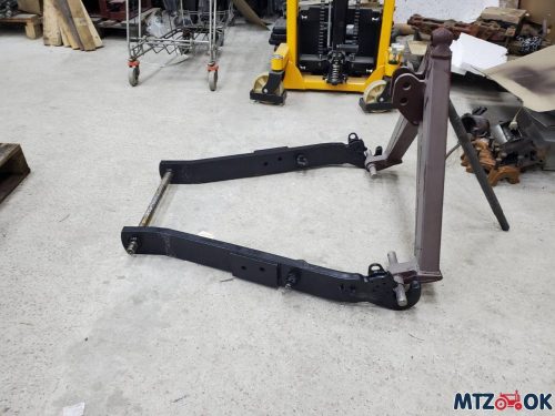 Тяга продольная (согнутая с двух сторон) с крюком К2С МТЗ усиленная 30мм длина 90см между ябл.(к-т2ш) Тяга продольная (согнутая с двух сторон) с крюком К2С МТЗ усиленная 30мм длина 90см между ябл.(к-т2ш)