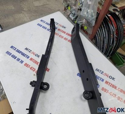 Тяга продольная (согнутая с двух сторон) с крюком К2С МТЗ усиленная 30мм длина 90см между ябл.(к-т2ш) Тяга продольная (согнутая с двух сторон) с крюком К2С МТЗ усиленная 30мм длина 90см между ябл.(к-т2ш)