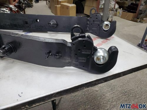 Тяга продольная (согнутая с двух сторон) с крюком К2С МТЗ усиленная 30мм длина 90см между ябл.(к-т2ш) Тяга продольная (согнутая с двух сторон) с крюком К2С МТЗ усиленная 30мм длина 90см между ябл.(к-т2ш)