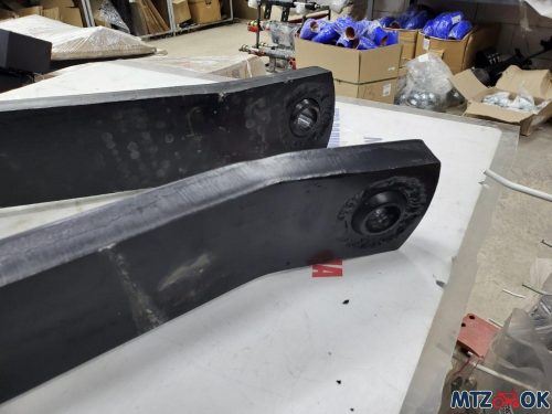 Тяга продольная (согнутая с двух сторон) с крюком К2С МТЗ усиленная 30мм длина 90см между ябл.(к-т2ш) Тяга продольная (согнутая с двух сторон) с крюком К2С МТЗ усиленная 30мм длина 90см между ябл.(к-т2ш)