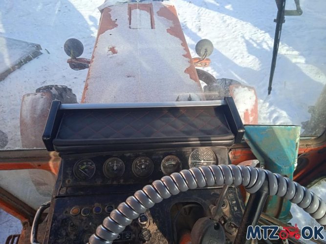 Полка панели кабины МТЗ УК с открыванием на железную панель с пластиковым козырьком Полка панели кабины МТЗ УК с открыванием на железную панель с пластиковым козырьком