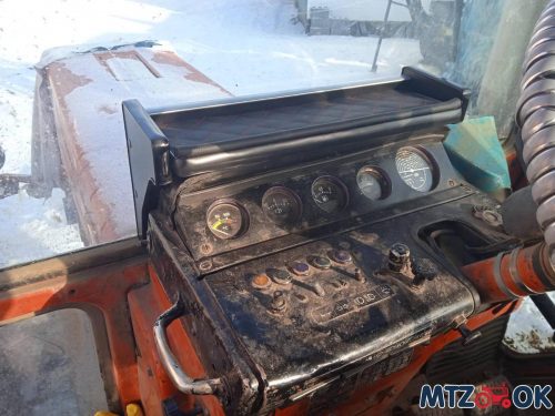 Полка панели кабины МТЗ УК с открыванием на железную панель с пластиковым козырьком Полка панели кабины МТЗ УК с открыванием на железную панель с пластиковым козырьком