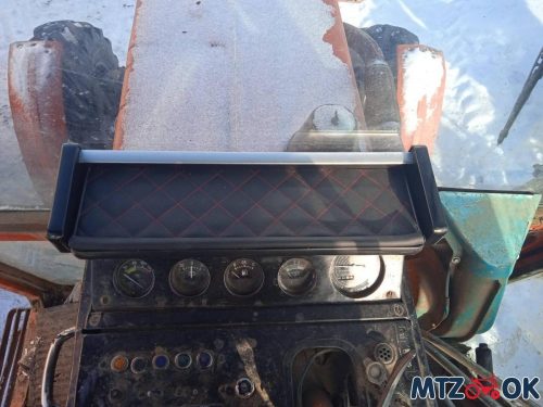 Полка панели кабины МТЗ УК с открыванием на железную панель с пластиковым козырьком Полка панели кабины МТЗ УК с открыванием на железную панель с пластиковым козырьком