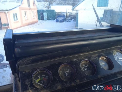 Полка панели кабины МТЗ УК с открыванием на железную панель с пластиковым козырьком Полка панели кабины МТЗ УК с открыванием на железную панель с пластиковым козырьком