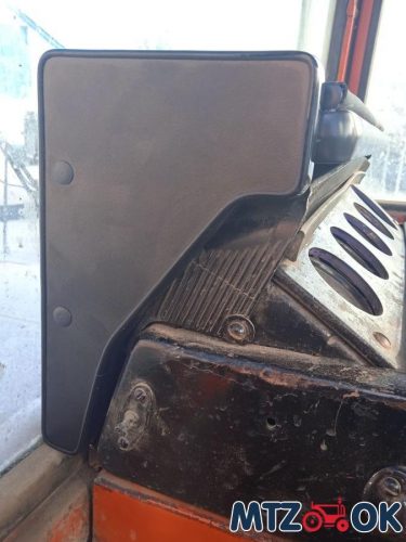 Полка панели кабины МТЗ УК с открыванием на железную панель с пластиковым козырьком Полка панели кабины МТЗ УК с открыванием на железную панель с пластиковым козырьком