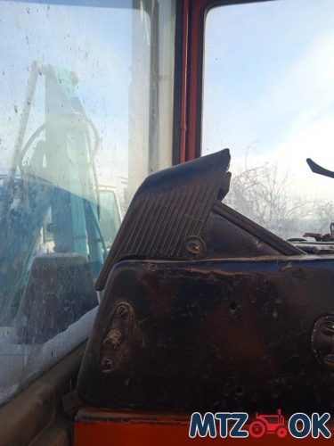 Полка панели кабины МТЗ УК с открыванием на железную панель с пластиковым козырьком Полка панели кабины МТЗ УК с открыванием на железную панель с пластиковым козырьком