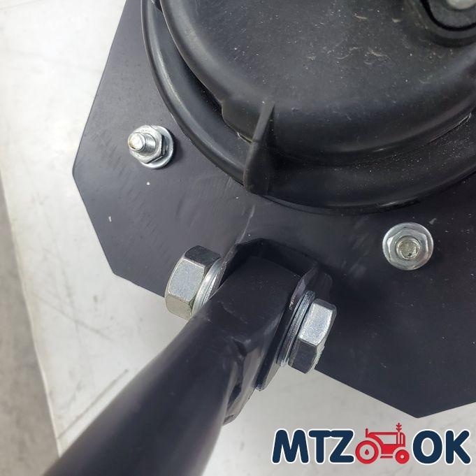 Кронштейн под квадратную фару на кабину МТЗ с куном к-т 2шт. (собств. пр-во) Кронштейн под квадратную фару на кабину МТЗ с куном к-т 2шт. (собств. пр-во)