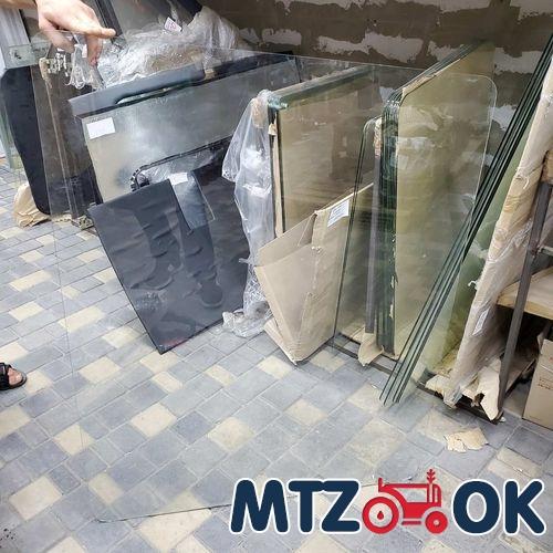 Стекло двери ЮМЗ УК нижнее (459х445) (пр-во Украина) 45Т-6708021 Стекло двери ЮМЗ УК нижнее (459х445) (пр-во Украина) 45Т-6708021