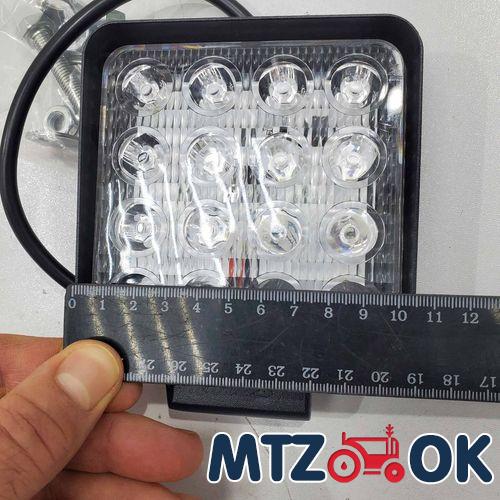 Фара LED квадратна 48W 16 ламп (110х164мм/28) 12/24В для опрыскивателя (синий свет) Фара LED квадратна 48W 16 ламп (110х164мм/28) 12/24В для опрыскивателя (синий свет)