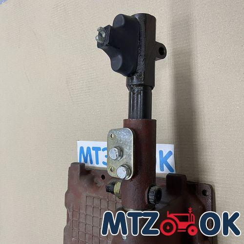 Крышка КПП МТЗ-82 нового образца в сборе без рычага (боковое управление) 70-1703010-А1 Крышка КПП МТЗ-82 нового образца в сборе без рычага (боковое управление) 70-1703010-А1