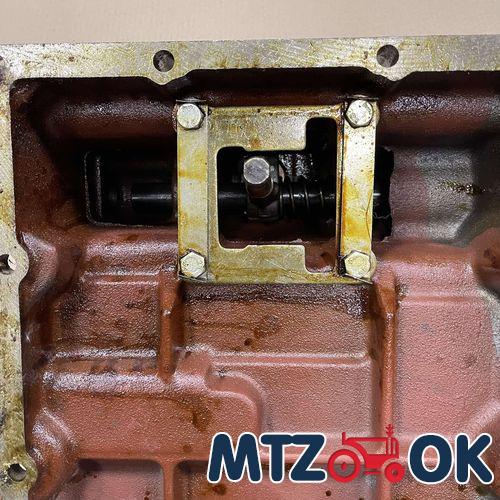 Крышка КПП МТЗ-82 нового образца в сборе без рычага (боковое управление) 70-1703010-А1 Крышка КПП МТЗ-82 нового образца в сборе без рычага (боковое управление) 70-1703010-А1