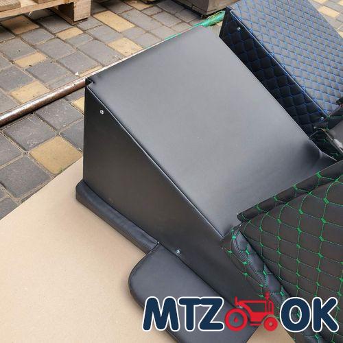 Обшивка торпеды МТЗ МК под пускач (с ухом) справа без отверстия под рычаги распред. (металл в кожзаме)к-т Обшивка торпеды МТЗ МК под пускач (с ухом) справа без отверстия под рычаги распред. (металл в кожзаме)к-т