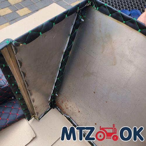 Обшивка торпеды МТЗ МК под пускач (с ухом) справа без отверстия под рычаги распред. (металл в кожзаме)к-т Обшивка торпеды МТЗ МК под пускач (с ухом) справа без отверстия под рычаги распред. (металл в кожзаме)к-т