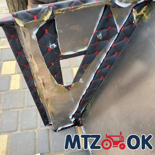 Обшивка торпеды МТЗ МК под пускач (с ухом) справа без отверстия под рычаги распред. (металл в кожзаме)к-т Обшивка торпеды МТЗ МК под пускач (с ухом) справа без отверстия под рычаги распред. (металл в кожзаме)к-т