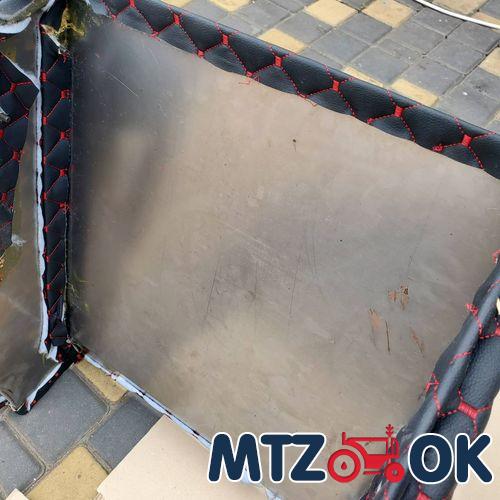 Обшивка торпеды МТЗ МК под пускач (с ухом) справа без отверстия под рычаги распред. (металл в кожзаме)к-т Обшивка торпеды МТЗ МК под пускач (с ухом) справа без отверстия под рычаги распред. (металл в кожзаме)к-т