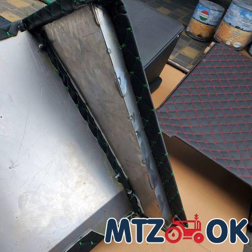 Обшивка торпеды МТЗ МК под стартер (без уха) cправа без отверстия под рычаги распределителя (металл в кожзаме) к-т Обшивка торпеды МТЗ МК под стартер (без уха) cправа без отверстия под рычаги распределителя (металл в кожзаме) к-т