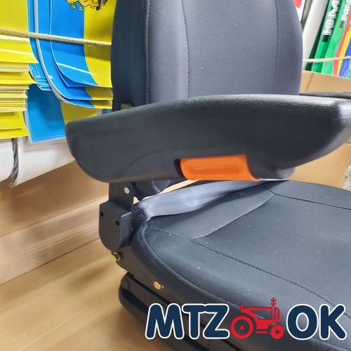 Сиденье для трактора и спец. техники универсальное (с подлокотниками в ткани) 2008005 ткань Сиденье для трактора и спец. техники универсальное (с подлокотниками в ткани) 2008005 ткань