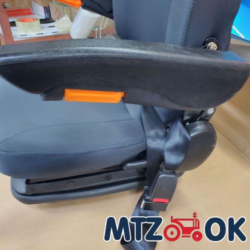 Сиденье для трактора и спец. техники универсальное (с подлокотниками в ткани) 2008005 ткань Сиденье для трактора и спец. техники универсальное (с подлокотниками в ткани) 2008005 ткань