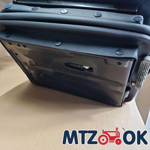 Сиденье для трактора и спец. техники универсальное (с подлокотниками в ткани) 2008005 ткань Сиденье для трактора и спец. техники универсальное (с подлокотниками в ткани) 2008005 ткань