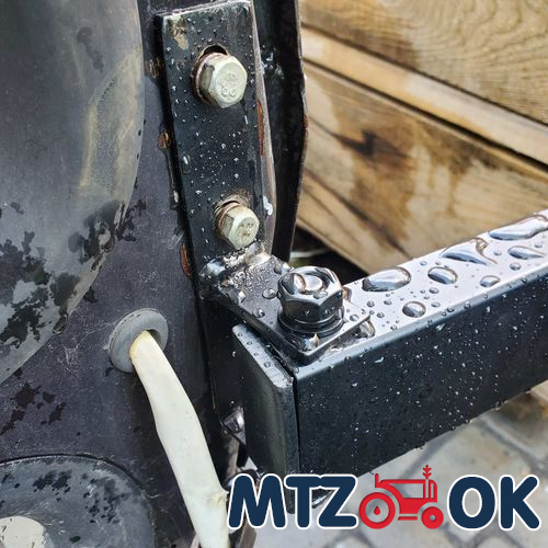 Колпачек на гайку 32 (пластик) стрелка Колпачек на гайку 32 (пластик) стрелка